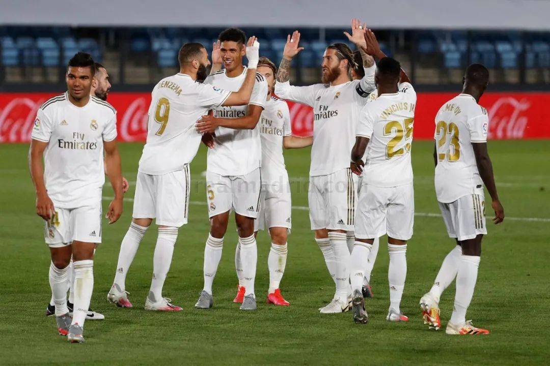 英超半场：B费破门，贝勒加德建功，狼队1-1曼联（英超半场：B费先拔头筹，贝勒加德扳平，狼队暂1-1曼联）