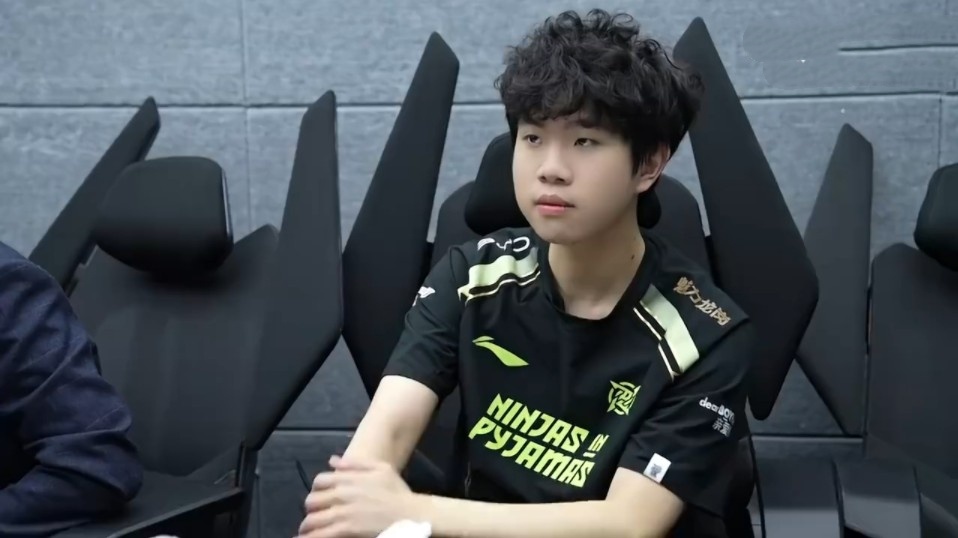 YB状态低迷，一触即溃。Bach夜魔在团队战斗中无敌。YB在第一局中输给了Tidebound。